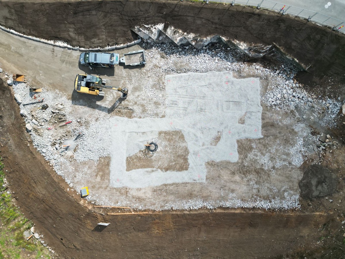 Flyfoto av en byggeklar boligtomt i Lister der LH Drift har gjort grunnarbeid og klargjort for husfundament.