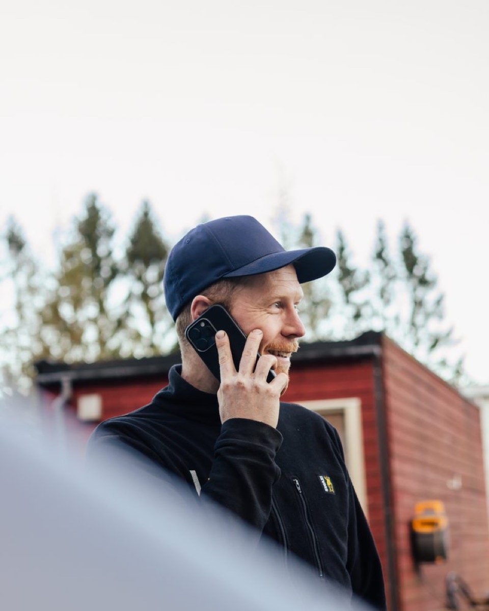 Harry Lyngsvåg, prosjektleder i LH Drift, i telefonsamtale på et anlegg.