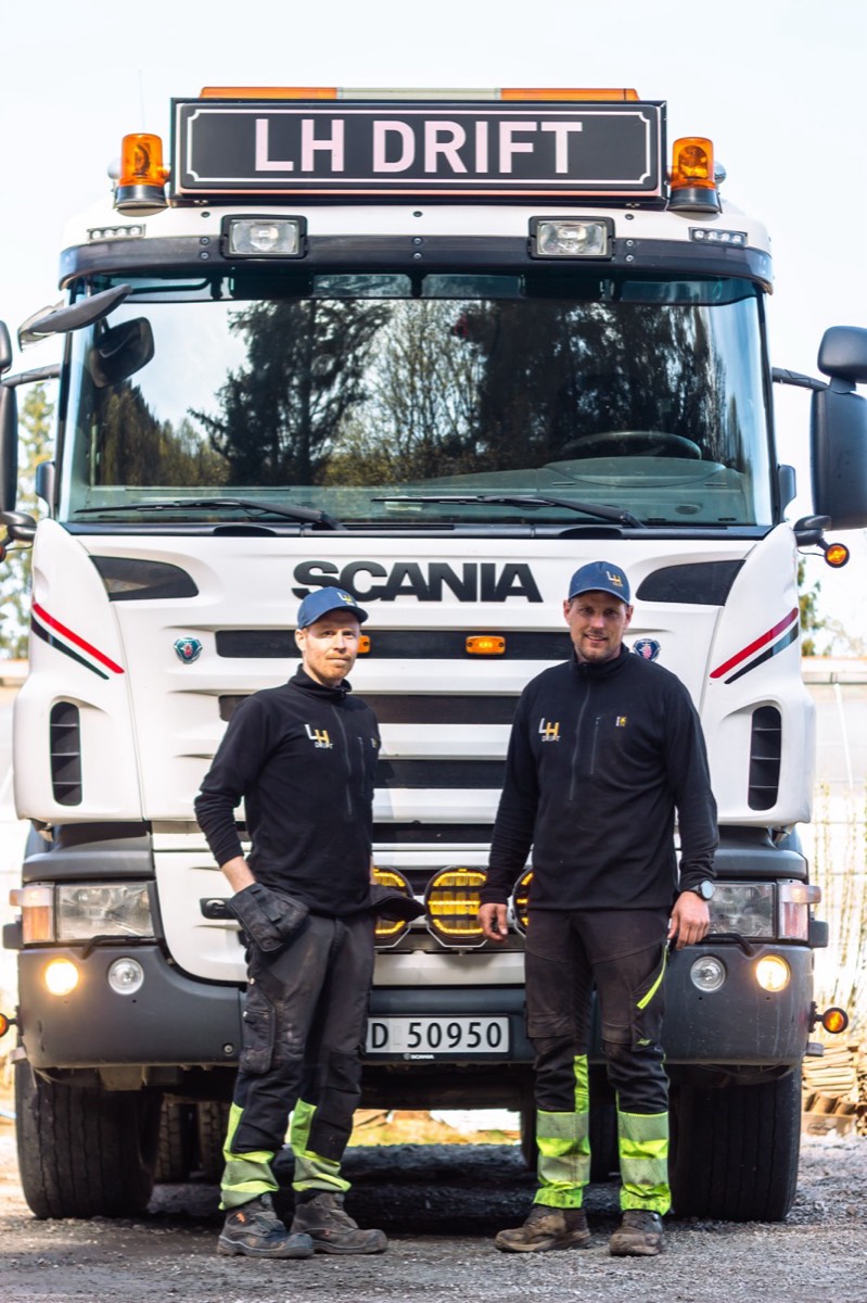 Harry Lyngsvåg og Roy Erik Hansen, eierne av LH Drift, foran en Scania-lastebil.