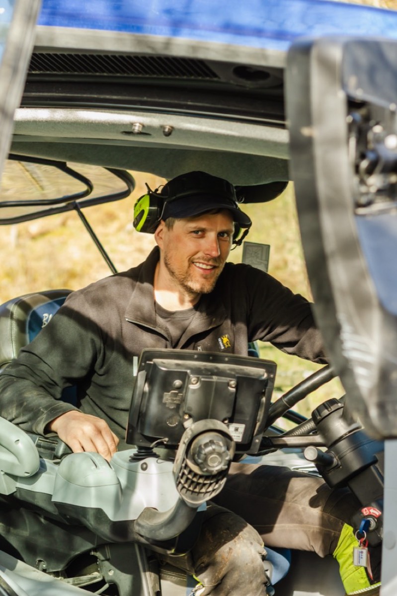 Roy Erik Hansen, prosjektleder og daglig leder i LH Drift, i førerhuset på en gravemaskin.